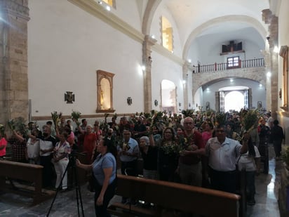 Creyentes religiosos se únen para celebrar el Domingo de Ramos