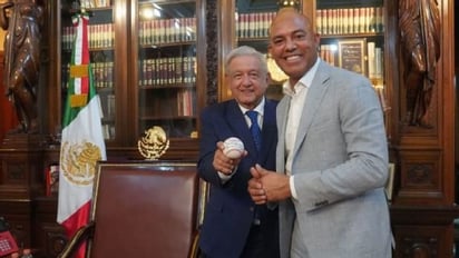 Mariano Rivera pide a jóvenes alejarse de las drogas en charla con López Obrador