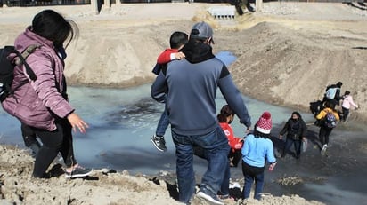 Rescatan a 150 indocumentados en el Río Bravo en la frontera de Texas con México 