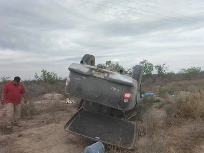 Mujer resulta lesionada al volcar en Allende