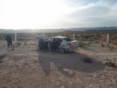 Familia vuelca en la carretera Cuatro Ciénegas-San Pedro