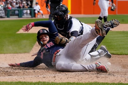 ¡El hombre del momento en Boston! Duvall rompió el empate con jonrón