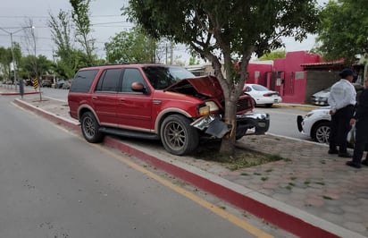 Pareja choca contra un árbol; en ebriedad