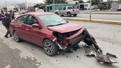 Conductor ignora alto y choca en la Hipódromo 