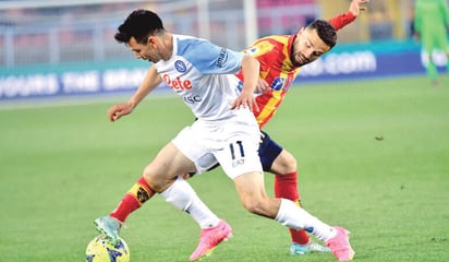 ¡Un paso más al título! El Napoli del 'Chucky' Lozano derrotó al Lecce con autogol por 2-1