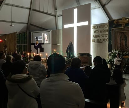 Feligreses se unen en silencio para dar el pésame a María por la muerte de Dios