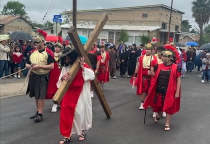 El viacrucis en Eagle Pass fue escenificado en las calles