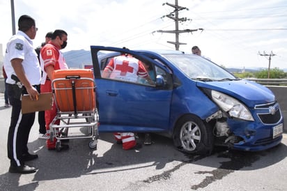 Choque por alcance deja una lesionada en puente vehicular