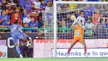 Cruz Azul hace héroe a Cota y sale con un empate 