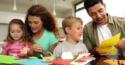 Madres de familia prefieren hacer manualidades en casa, que comprarlos