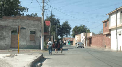 Nigropetenses se habitúan a la comunidad migrante