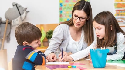 Madres reciclan y economizan en manualidades para sus hijos