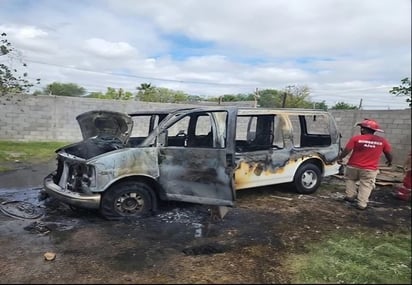 Camioneta se incendia en su totalidad tras un cortocircuito