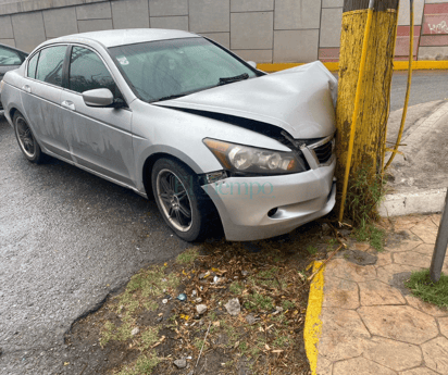 Conductor se estrella contra poste en la colonia Obrera Sur de Monclova