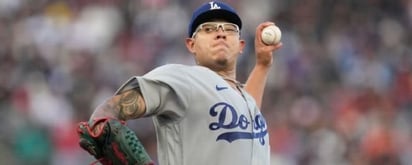 Julio Urías, único pitcher en la Liga Nacional con tres triunfos