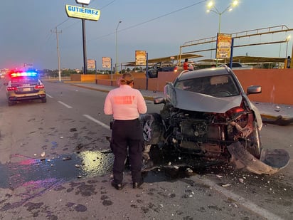 Mujer destroza camioneta y un poste de concreto 