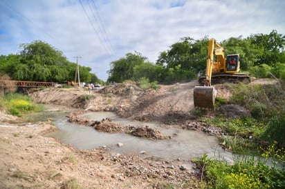 Supervisan trabajos sobre el arroyo el soldado 