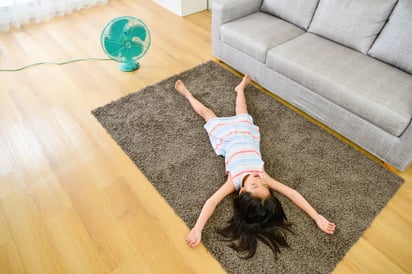 ¿Por qué no debes dormir con el ventilador encendido?: Debido al calor que puede presentarse en la noche, probablemente hayas decidido dejar el ventilador encendido mientras duermes.