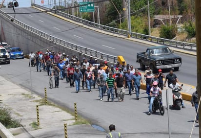 Empleados de confianza de AHMSA marchan por el bulevar Pape