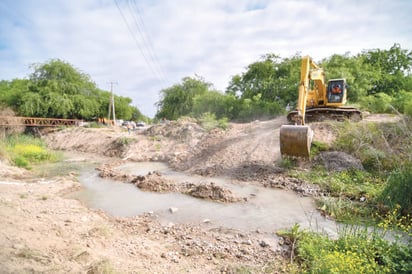 Obras Públicas realiza supervisión de trabajo pluvial en el vado