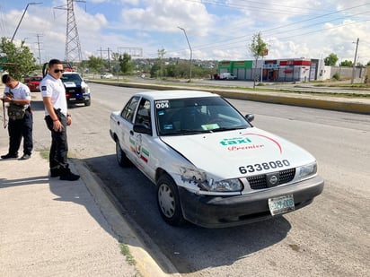 Trailero choca taxi en la colonia Santa Lucia