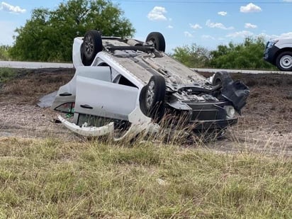 Hombres en estado de ebriedad vuelcan en la carretera 57 tramo libre