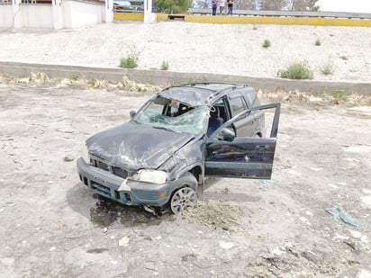 Camioneta vuelca y termina en el fondo del Río Monclova