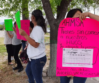 Familiares de obreros de AHMSA exigen pago del ahorro en manifestación