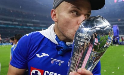 Cruz Azul calienta el Clásico Joven y responde al América con foto de 'Cabecita' Rodríguez: La Máquina lanzó una indirecta a las Águilas con una foto del uruguayo Jonathan Rodríguez besando el trofeo del Guardianes 2021
