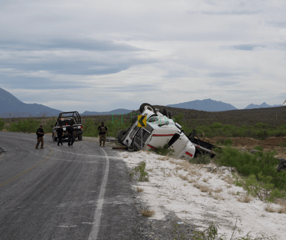 Auto y tráiler vuelcan en la carretera Monclova-Candela