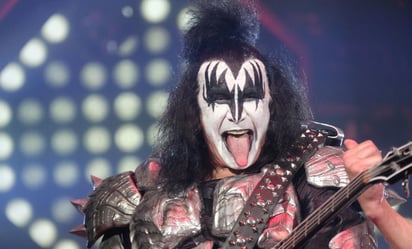 Gene Simmons, vocalista de Kiss, se siente mal en pleno concierto