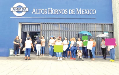 Familiares de obreros exigen pago del ahorro a AHMSA