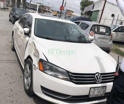 Conductor abre puerta de su auto y provoca choque en la colonia Anáhuac de Monclova 