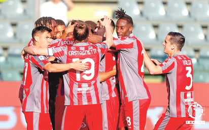 Johan Vásquez, titular en la victoria del Cremonese sobre Empoli