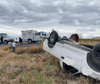 Camioneta vuelca en la carretera Monclova-Sabinas