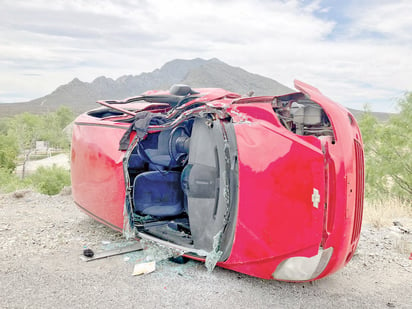 Auto y tráiler vuelcan sobre la carretera 24 Monclova-Candela