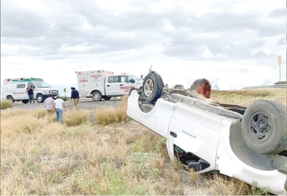 Camioneta de la CFE vuelca en la federal 57 