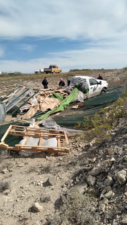 Conductor resulta lesionado al volcar en tramo Allende-NR