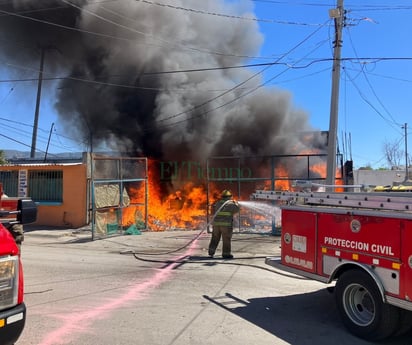 Voraz incendio arrasa con bodega de Frutería de la colonia Ampliación Hipódromo de Monclova