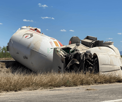 Muere chófer de pipa de Gas Lp tras volcar en la carretera Monclova-Sabinas