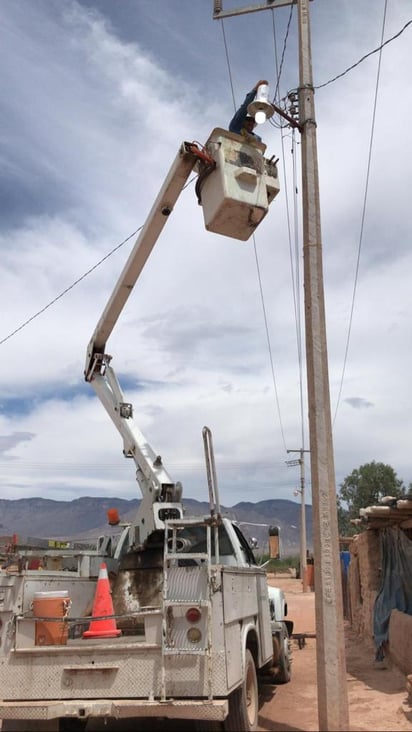 En Ciénegas reparan luminarias en “el campizal”