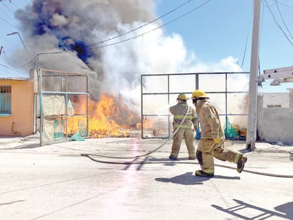 Voraz incendio arrasa con bodega de Frutería de la colonia Hipódromo