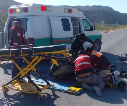 Biker queda grave tras caer de su moto en pleno desierto