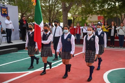 Reanudan saludo a la bandera 