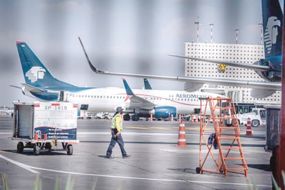 Dos aviones chocan en pista del AICM