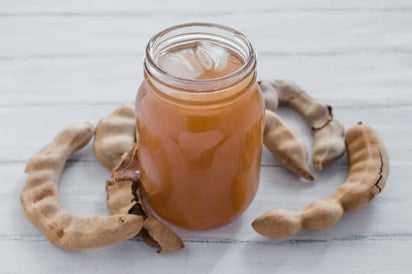 ¿Qué beneficios tiene el agua de tamarindo?: El agua de tamarindo puede ser una opción saludable para acompañar tus alimentos o simplemente refrescarte en un día caluroso.