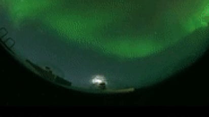 Aparece una espiral en movimiento sobre el cielo de Alaska