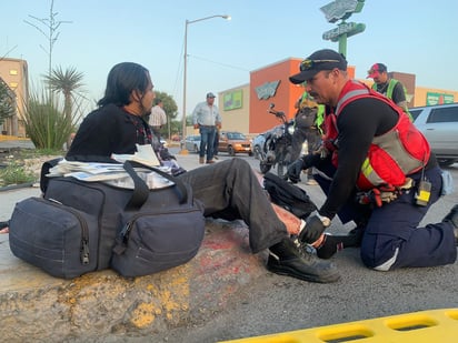 Motociclista embestido es enviado a un hospital