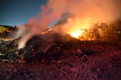 Tiradero clandestino arde frente al Cecytec