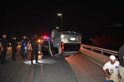 Familia es rescatada tras volcar en el bulevar Pape de Monclova 